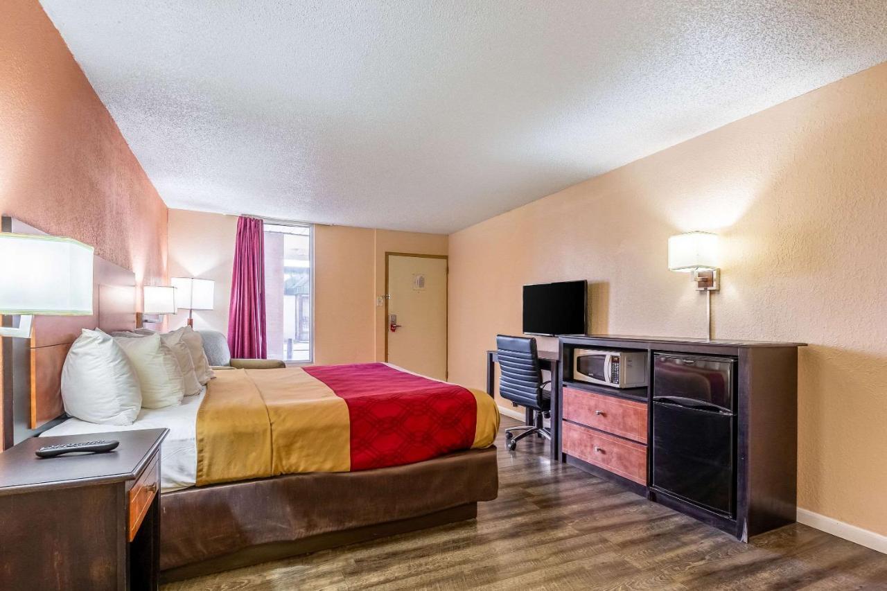 | Econo Lodge - Rocky Top