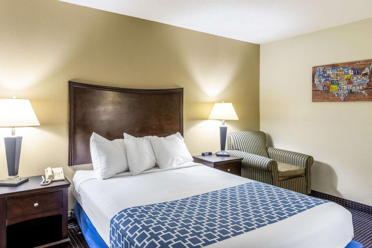 | Econo Lodge Inn & Suites