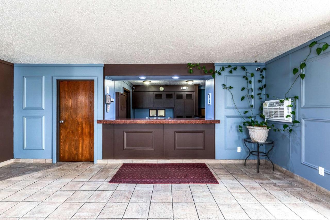 | Econo Lodge Inn & Suites