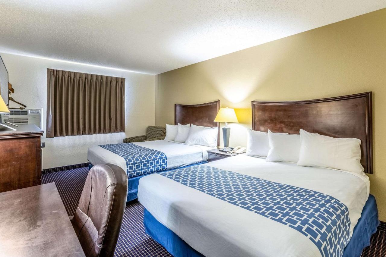 | Econo Lodge Inn & Suites