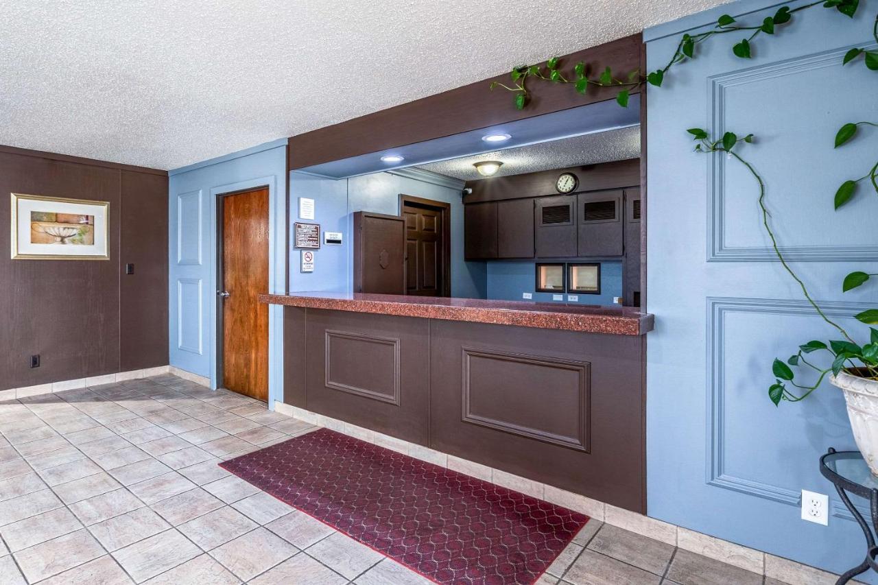 | Econo Lodge Inn & Suites