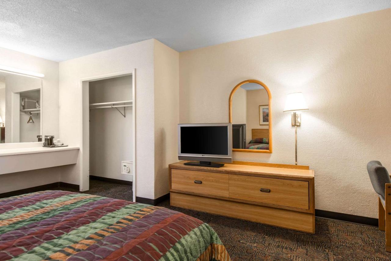 | Rodeway Inn & Suites Colorado Springs