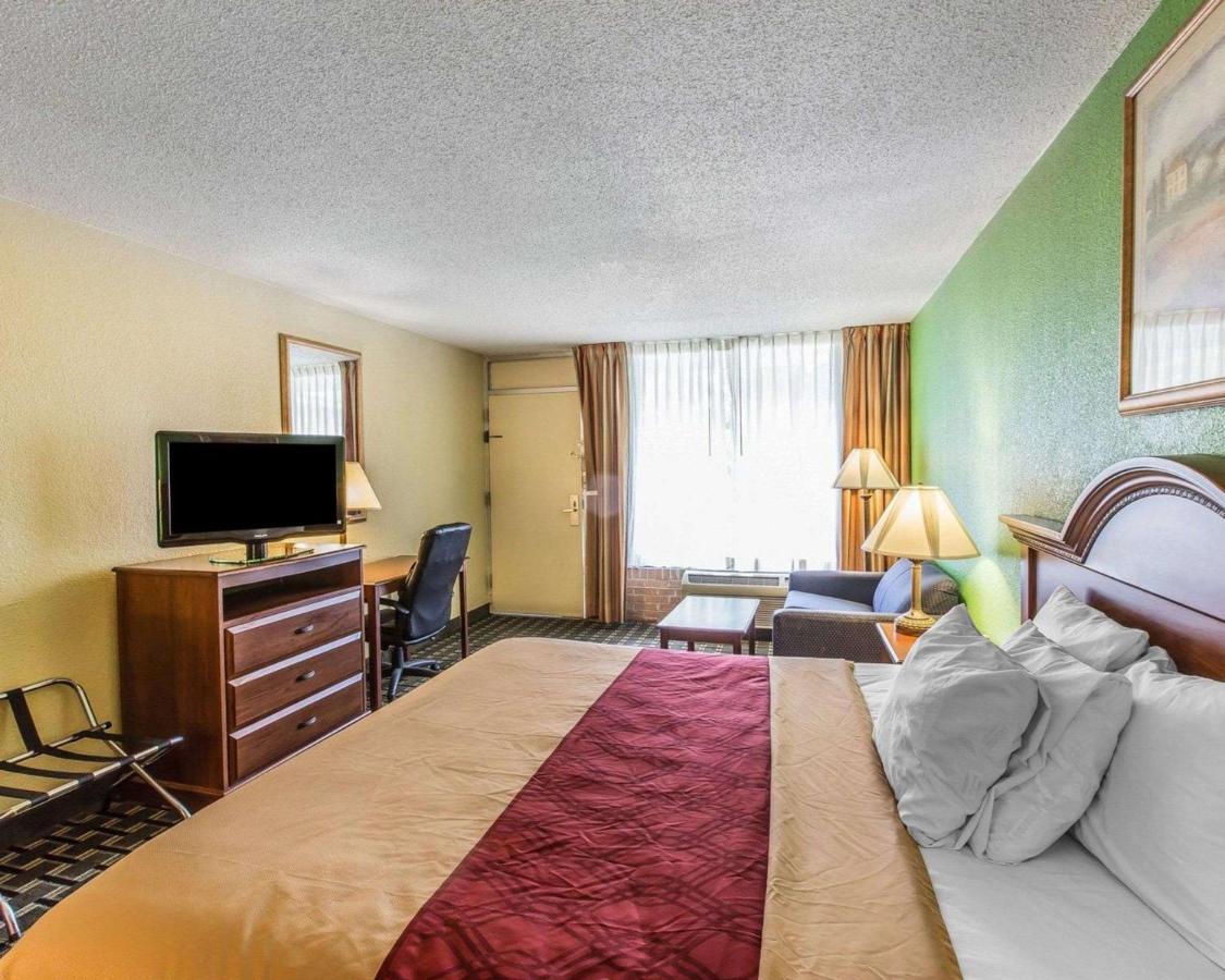 King Room - Accessible/Non-Smoking at Econo Lodge Decatur South