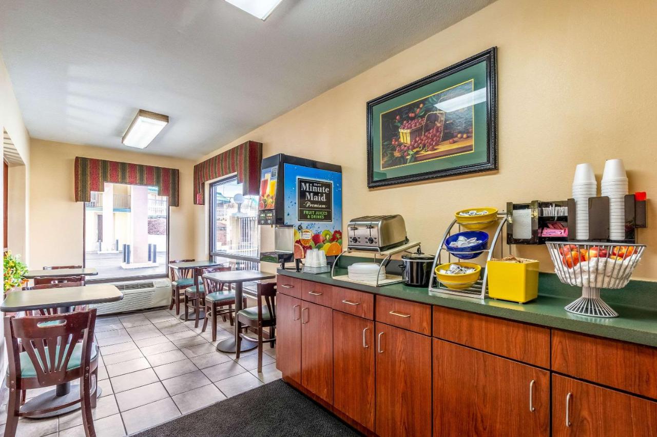 | Econo Lodge - Rocky Top
