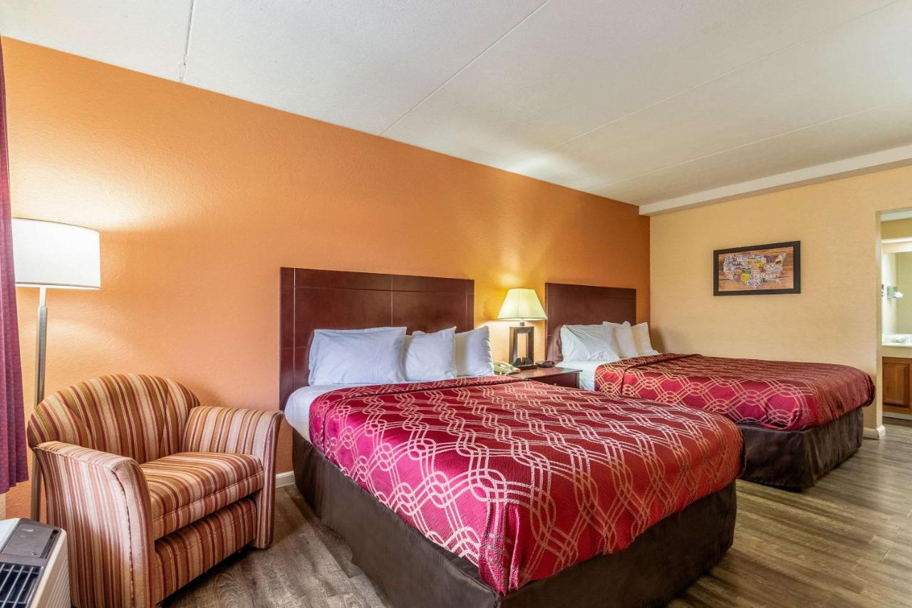 | Econo Lodge - Rocky Top