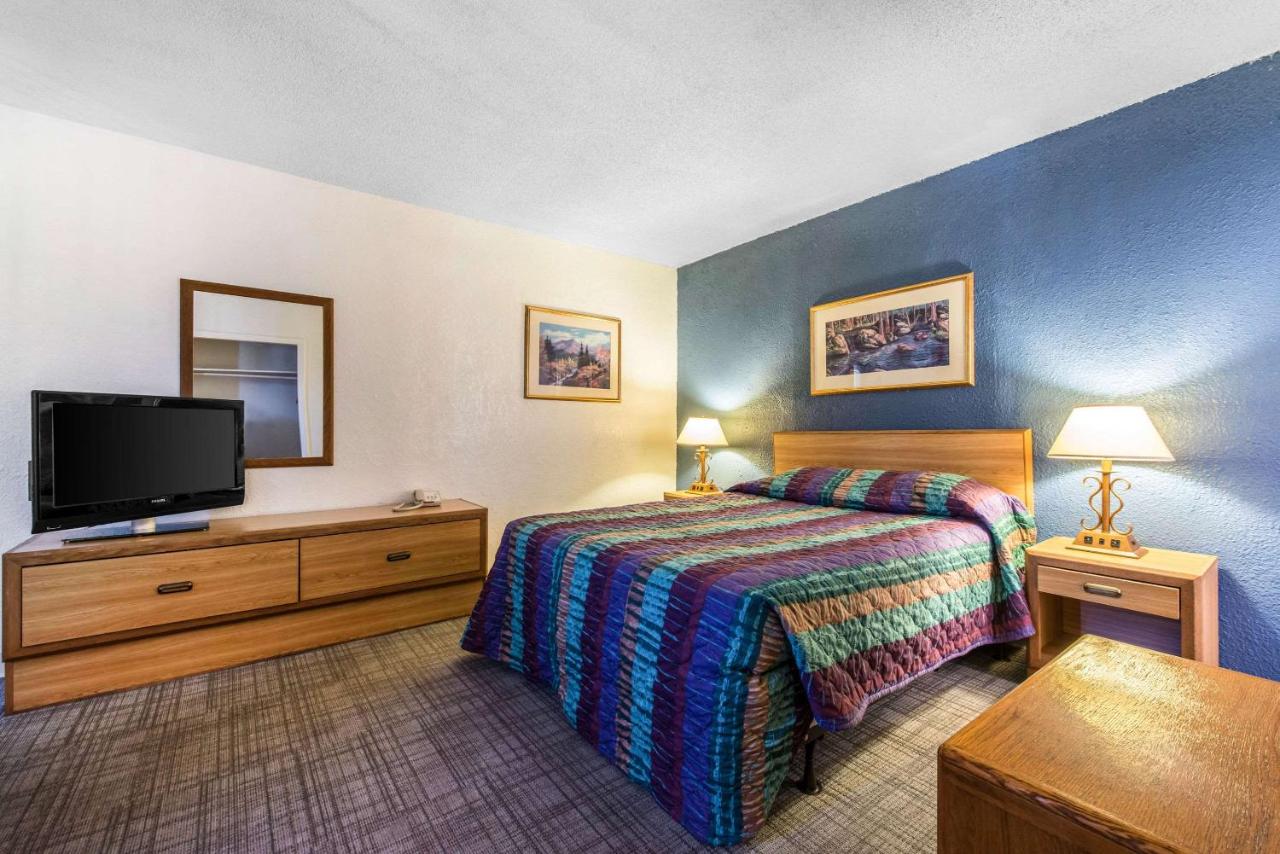 | Rodeway Inn & Suites Colorado Springs