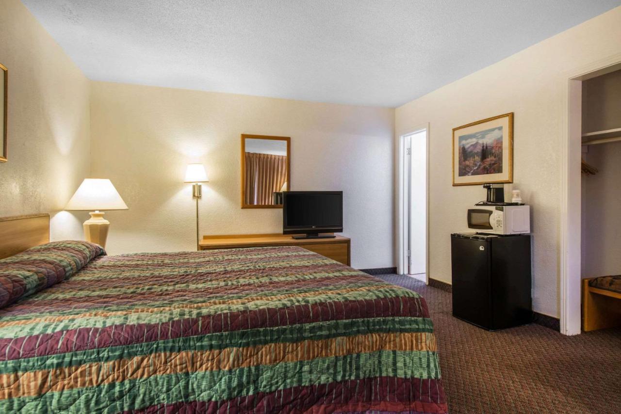 | Rodeway Inn & Suites Colorado Springs