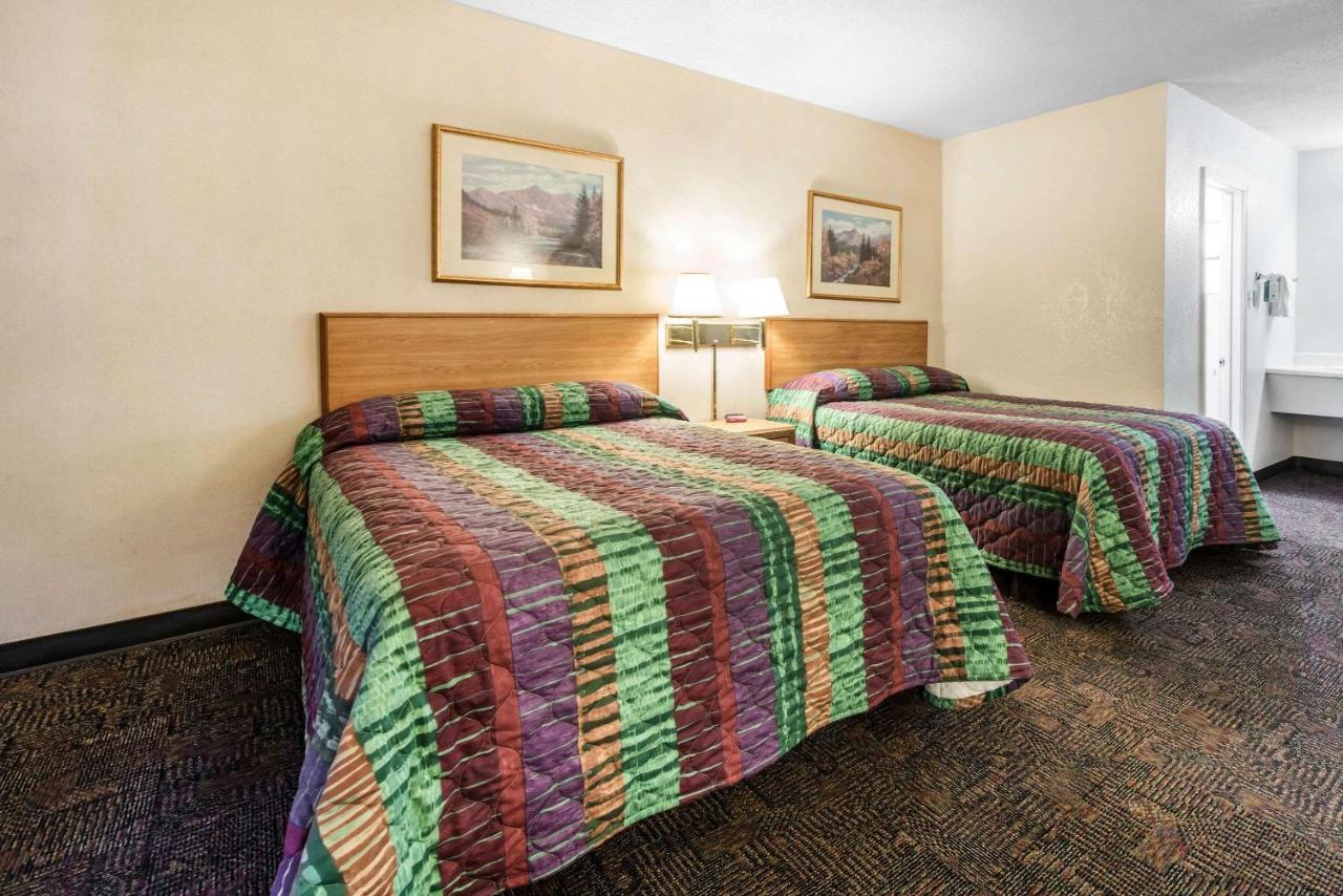 | Rodeway Inn & Suites Colorado Springs