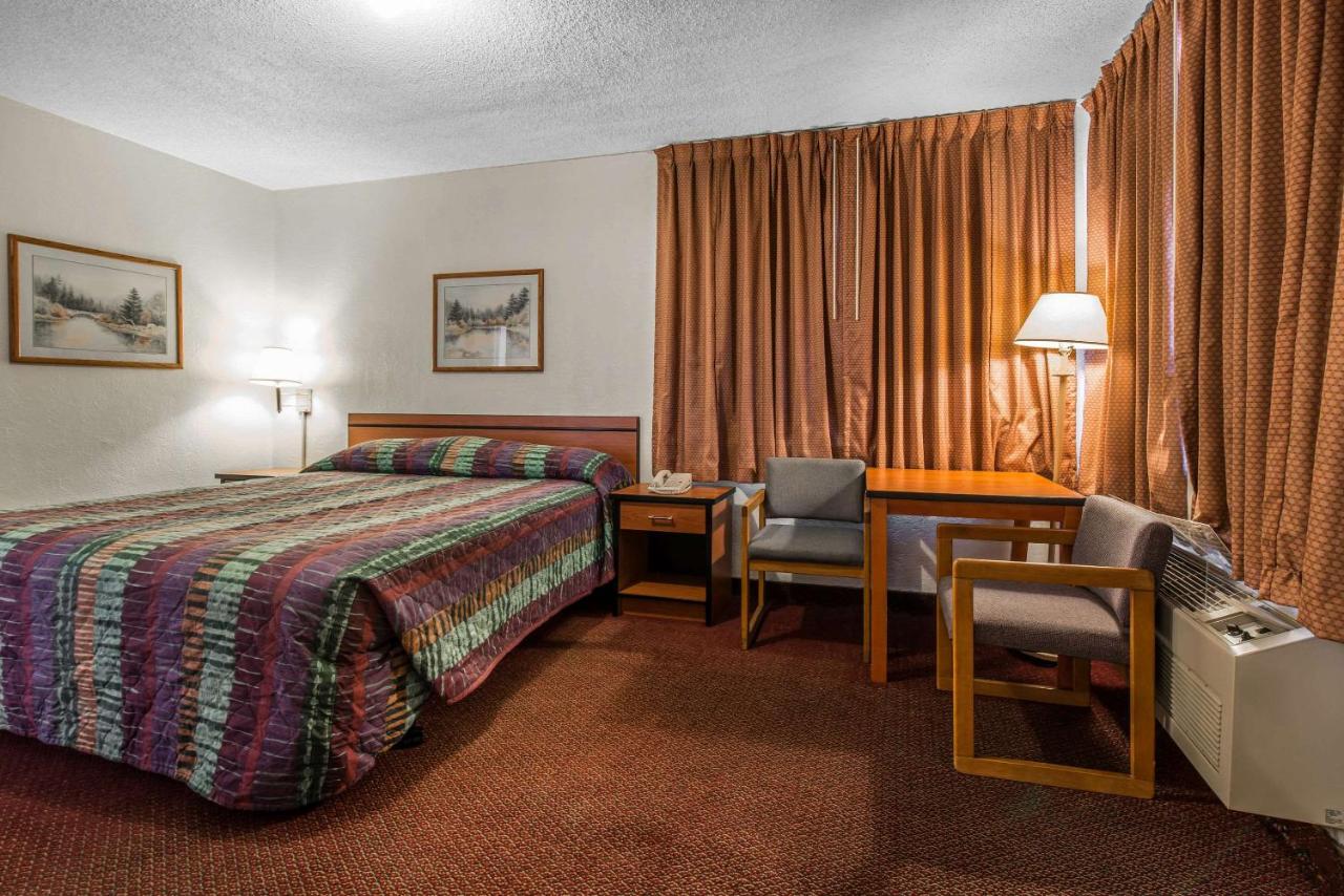 | Rodeway Inn & Suites Colorado Springs
