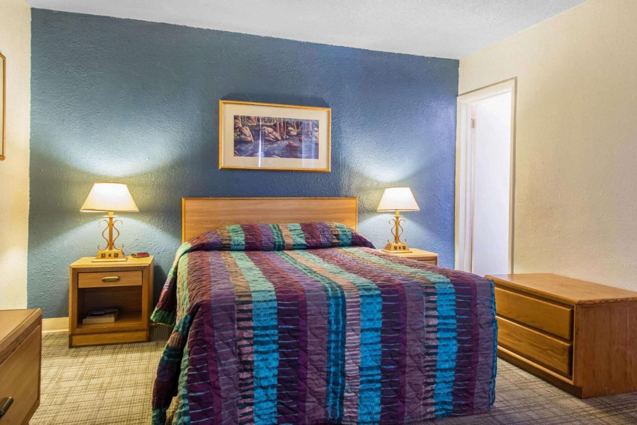 | Rodeway Inn & Suites Colorado Springs