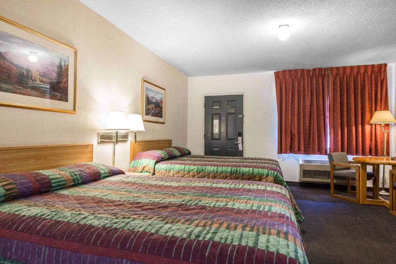 | Rodeway Inn & Suites Colorado Springs