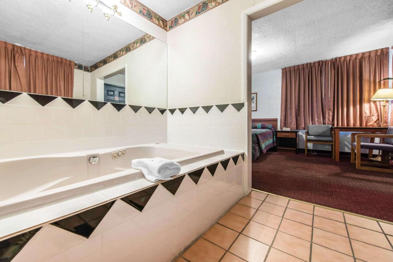  | Rodeway Inn & Suites Colorado Springs