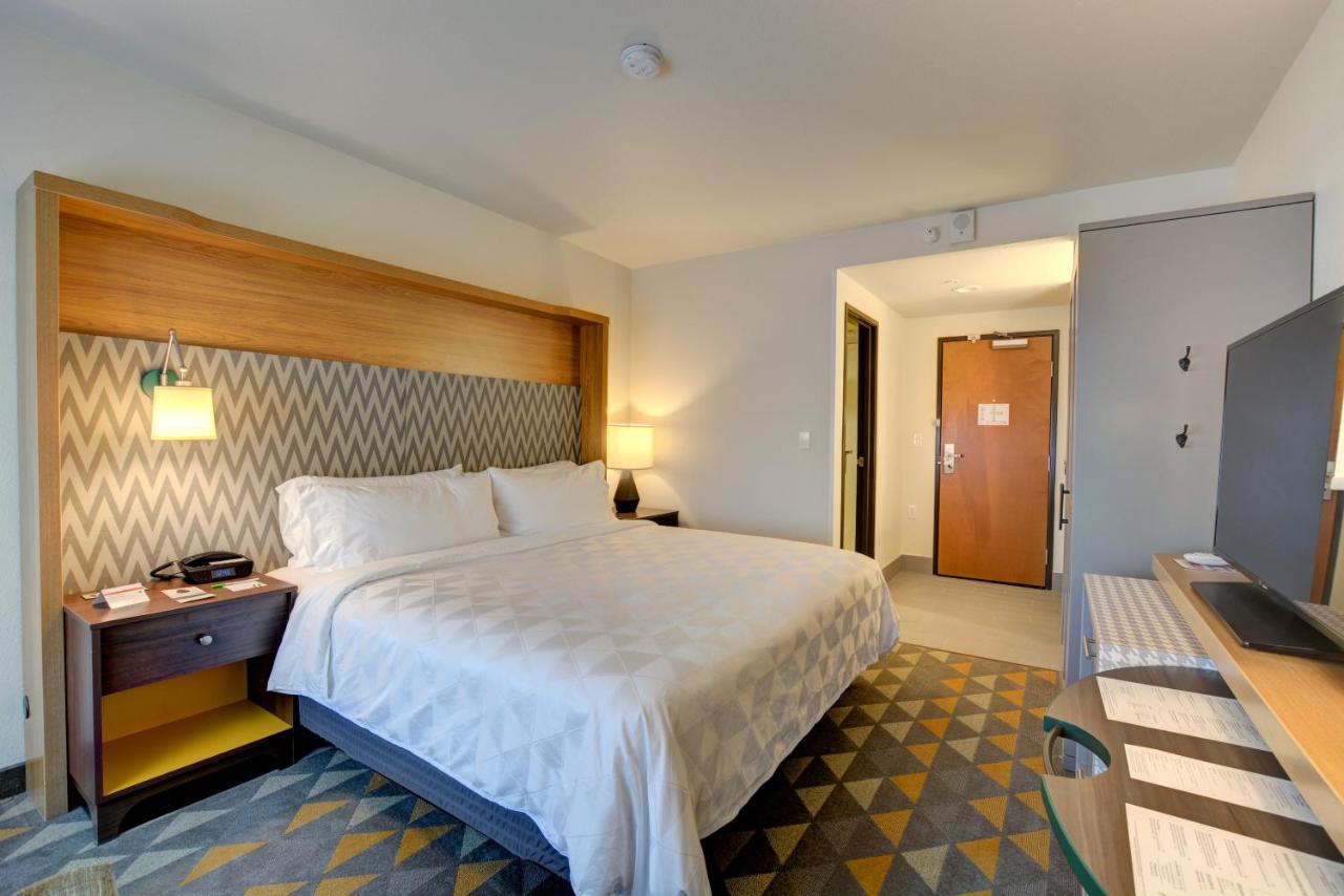 Leisure King Room - Non-Smoking at Holiday Inn Salem, an IHG Hotel