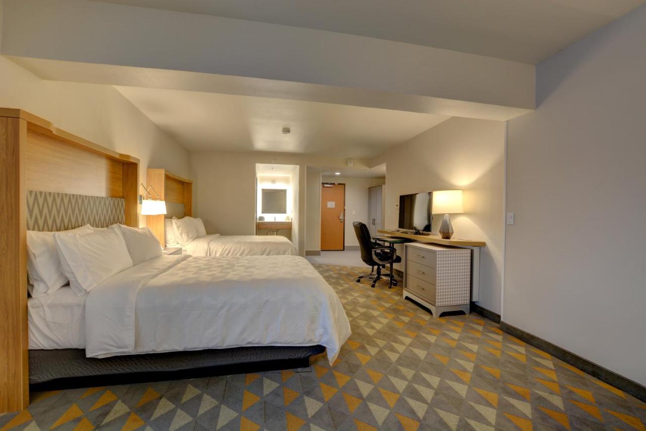 Twin Room - Mobility Access/Hearing Accessible at Holiday Inn Salem, an IHG Hotel