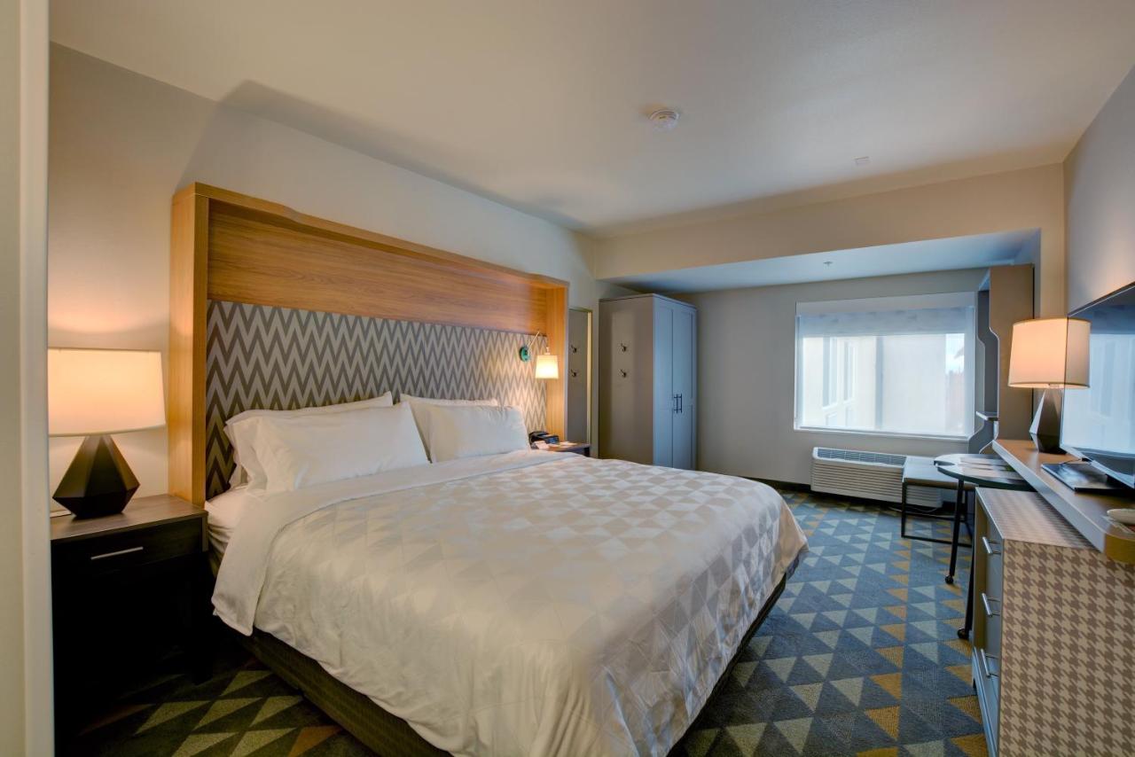 Leisure King Room - Non-Smoking at Holiday Inn Salem, an IHG Hotel