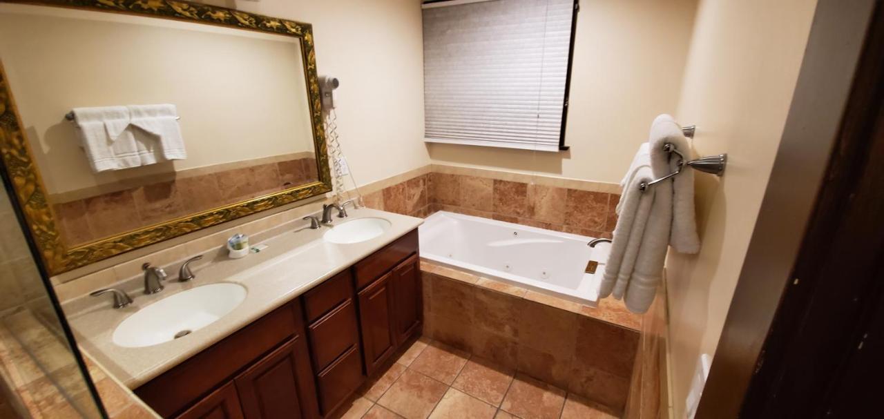 King Room with Spa Bath at Glen Tavern Inn