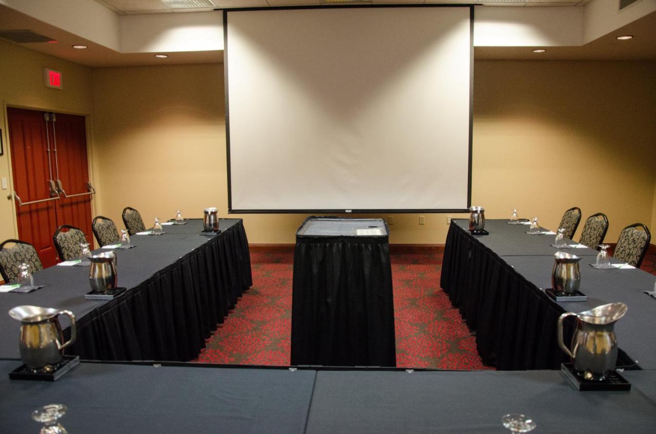 | Holiday Inn Hotel Pewaukee-Milwaukee West, an IHG Hotel