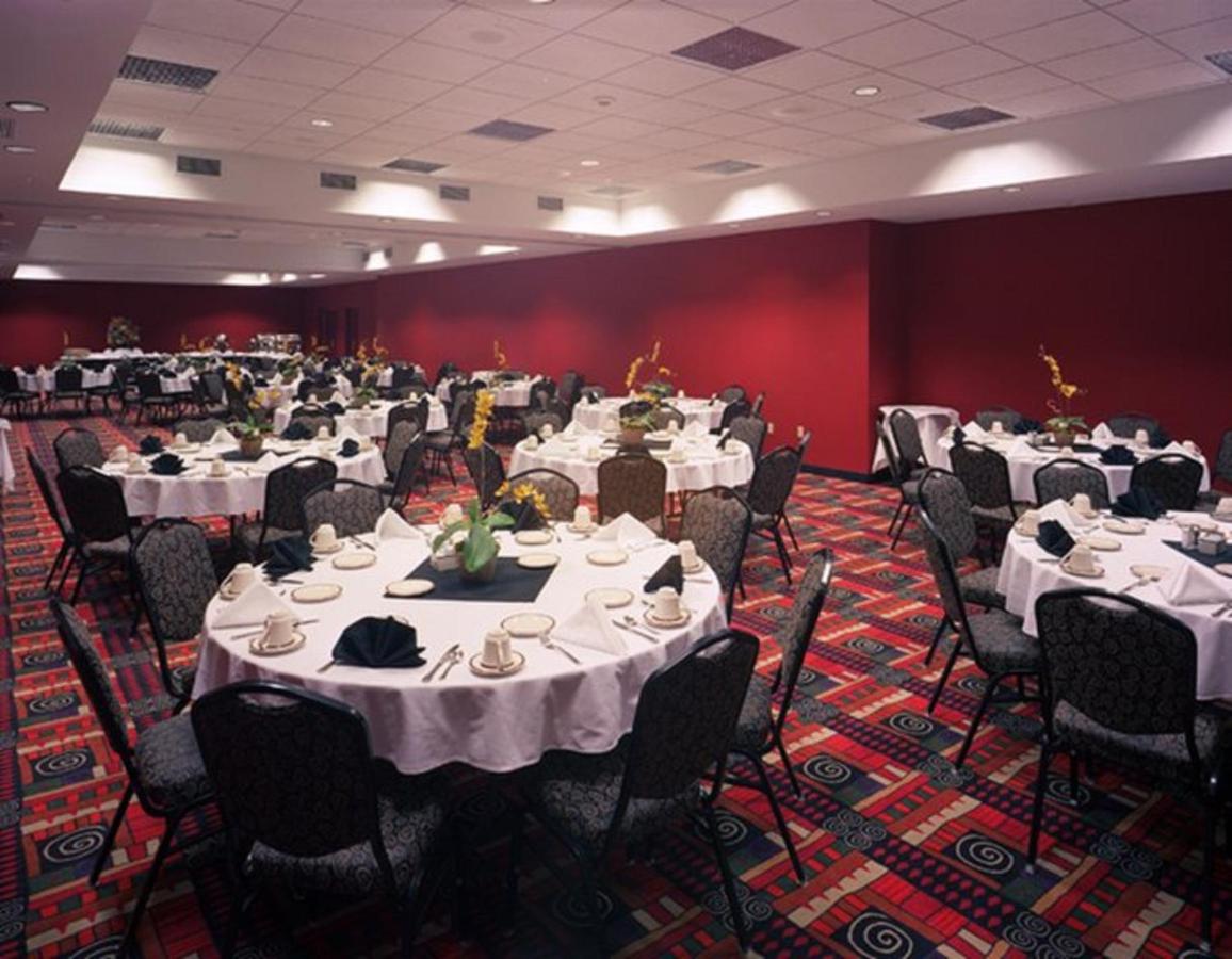 | Holiday Inn Hotel Pewaukee-Milwaukee West, an IHG Hotel