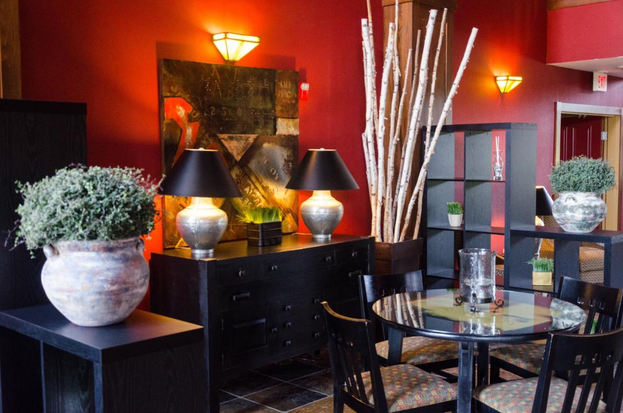 | Holiday Inn Hotel Pewaukee-Milwaukee West, an IHG Hotel