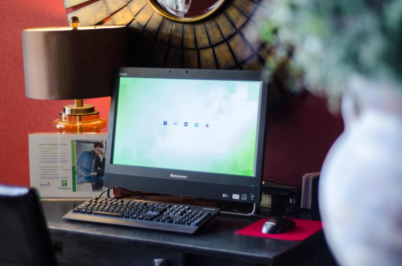 | Holiday Inn Hotel Pewaukee-Milwaukee West, an IHG Hotel