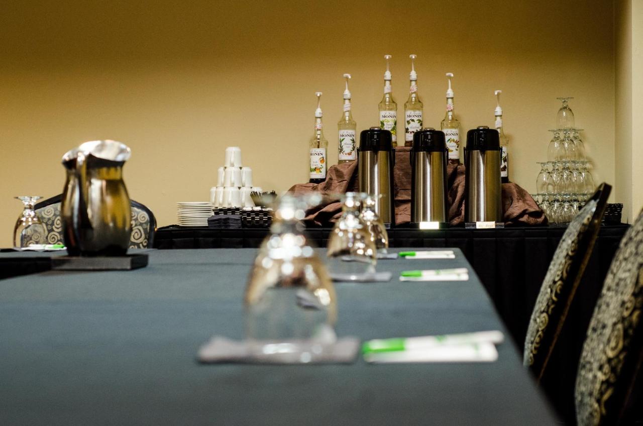 | Holiday Inn Hotel Pewaukee-Milwaukee West, an IHG Hotel