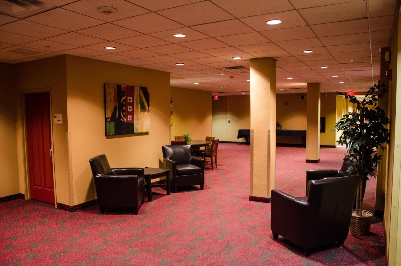 | Holiday Inn Hotel Pewaukee-Milwaukee West, an IHG Hotel