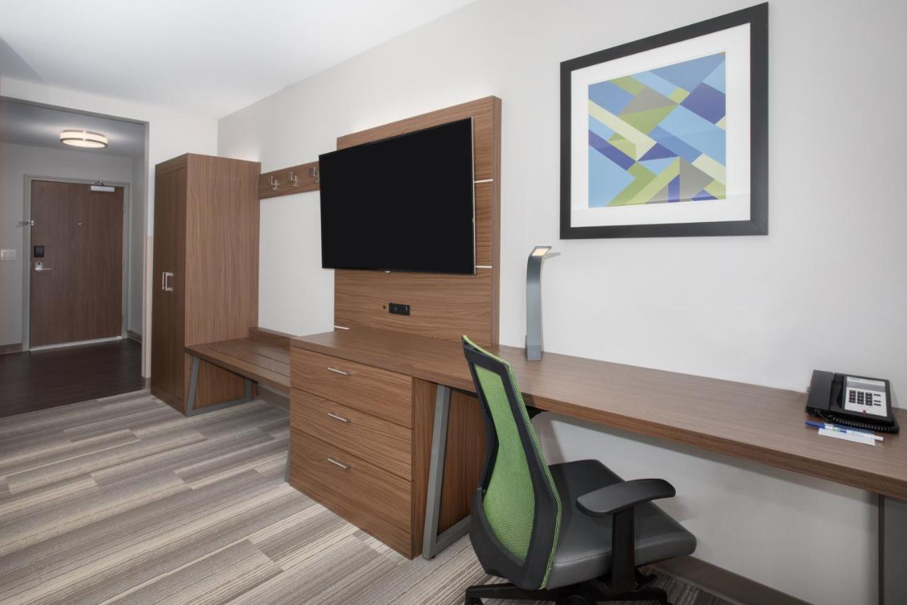 Deluxe Suite - Mobility Accessible - Non-Smoking at Holiday Inn Express & Suites Sioux City North-Event Center by IHG