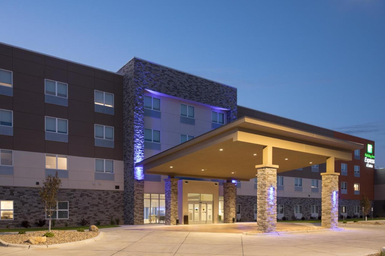 | Holiday Inn Express and Suites Dakota Dunes