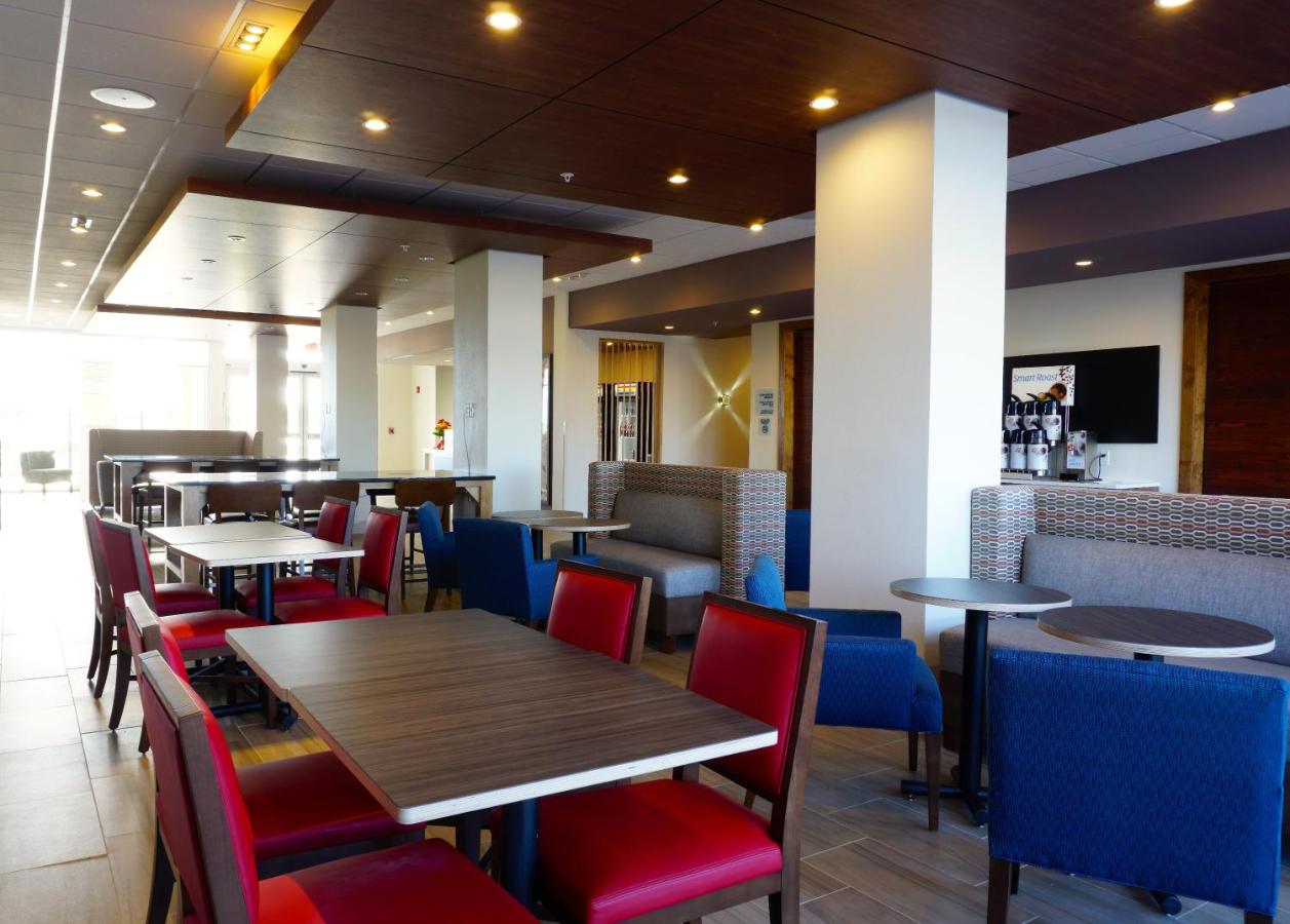 | Holiday Inn Express & Suites Omaha - Millard Area, an IHG Hotel