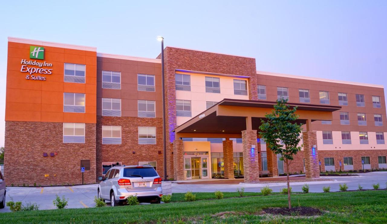 | Holiday Inn Express & Suites Omaha - Millard Area, an IHG Hotel