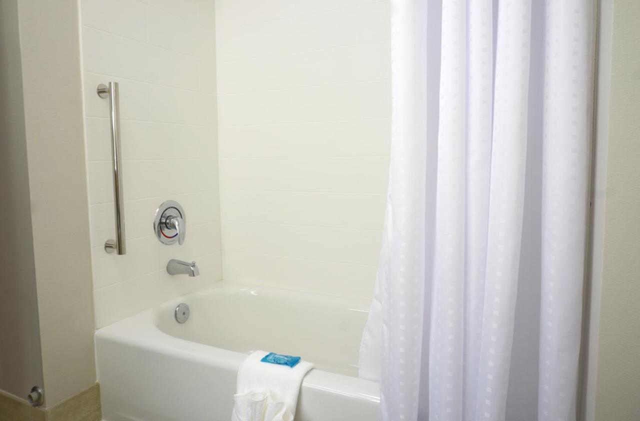 | Holiday Inn Express & Suites Omaha - Millard Area, an IHG Hotel