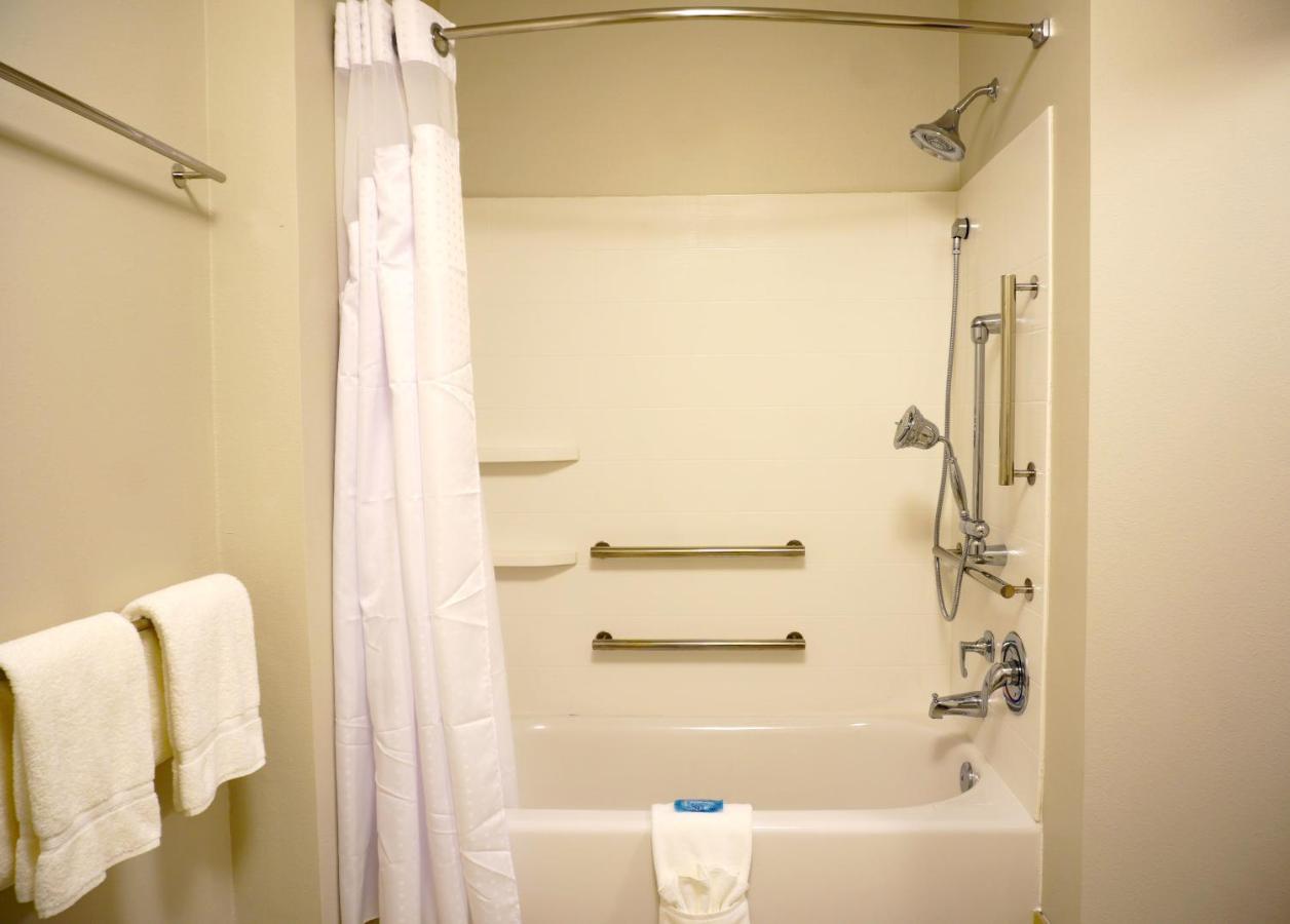 | Holiday Inn Express & Suites Omaha - Millard Area, an IHG Hotel