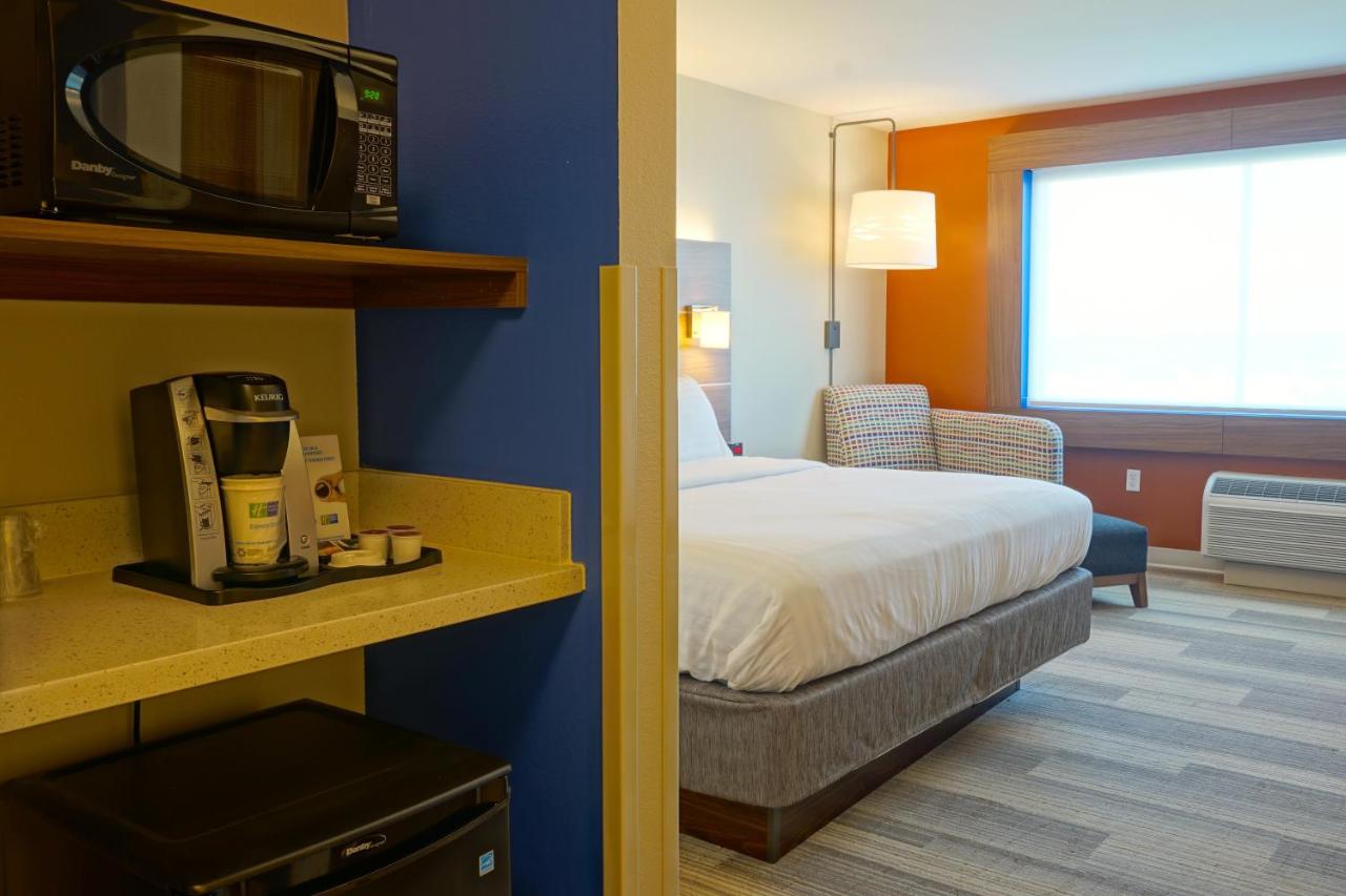 | Holiday Inn Express & Suites Omaha - Millard Area, an IHG Hotel