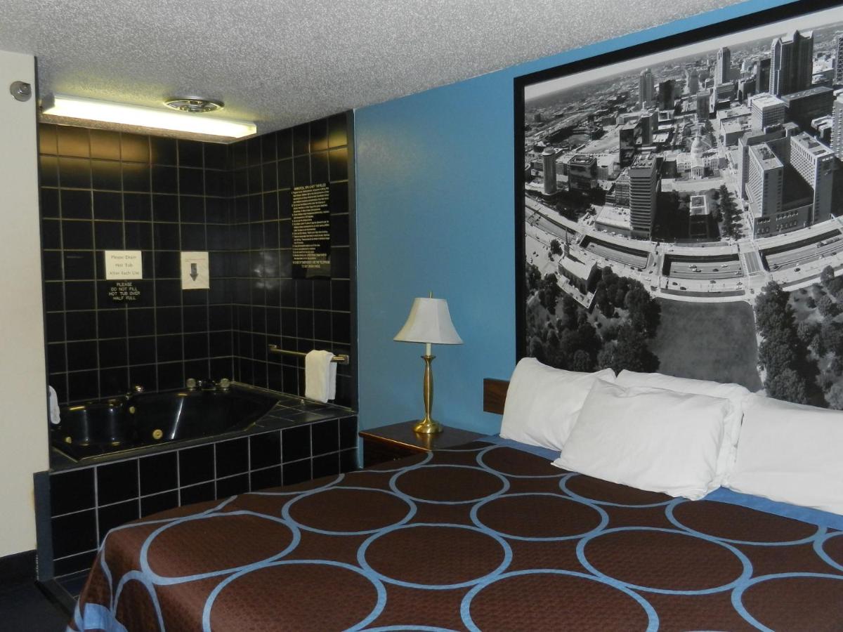 | Super 8 by Wyndham Potosi