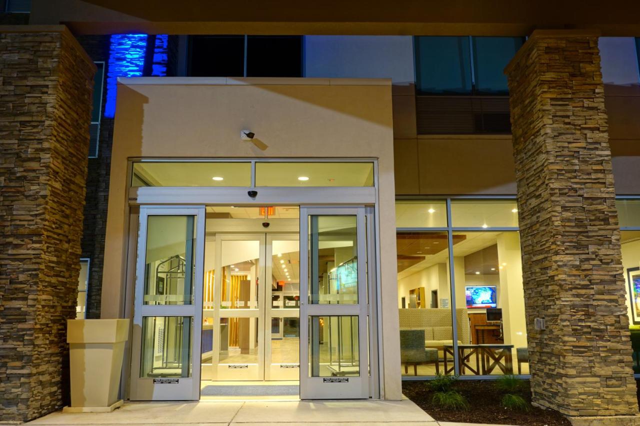 | Holiday Inn Express & Suites Omaha - Millard Area, an IHG Hotel