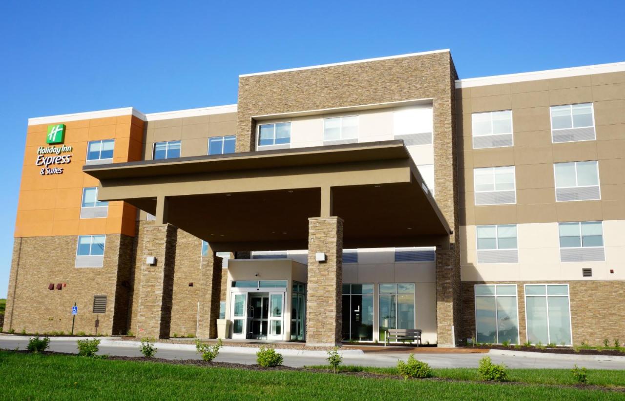 | Holiday Inn Express & Suites Omaha - Millard Area, an IHG Hotel
