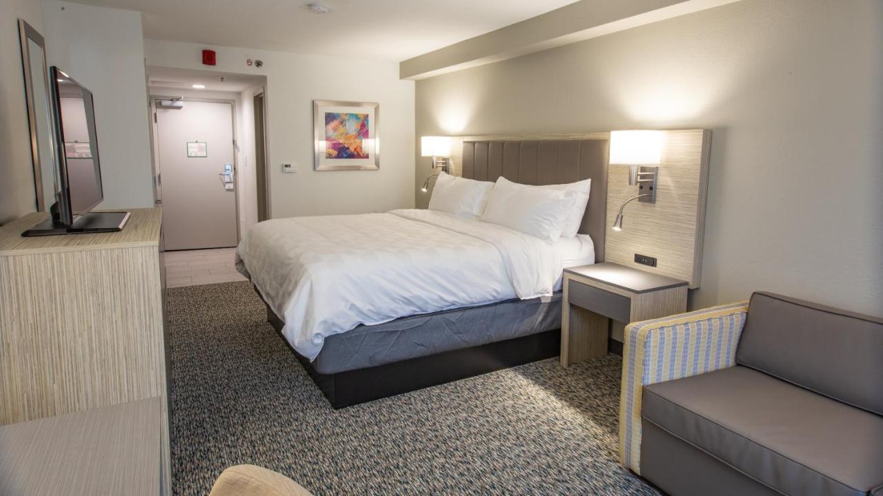 Executive King Room at Holiday Inn Knoxville N - Merchant Drive by IHG