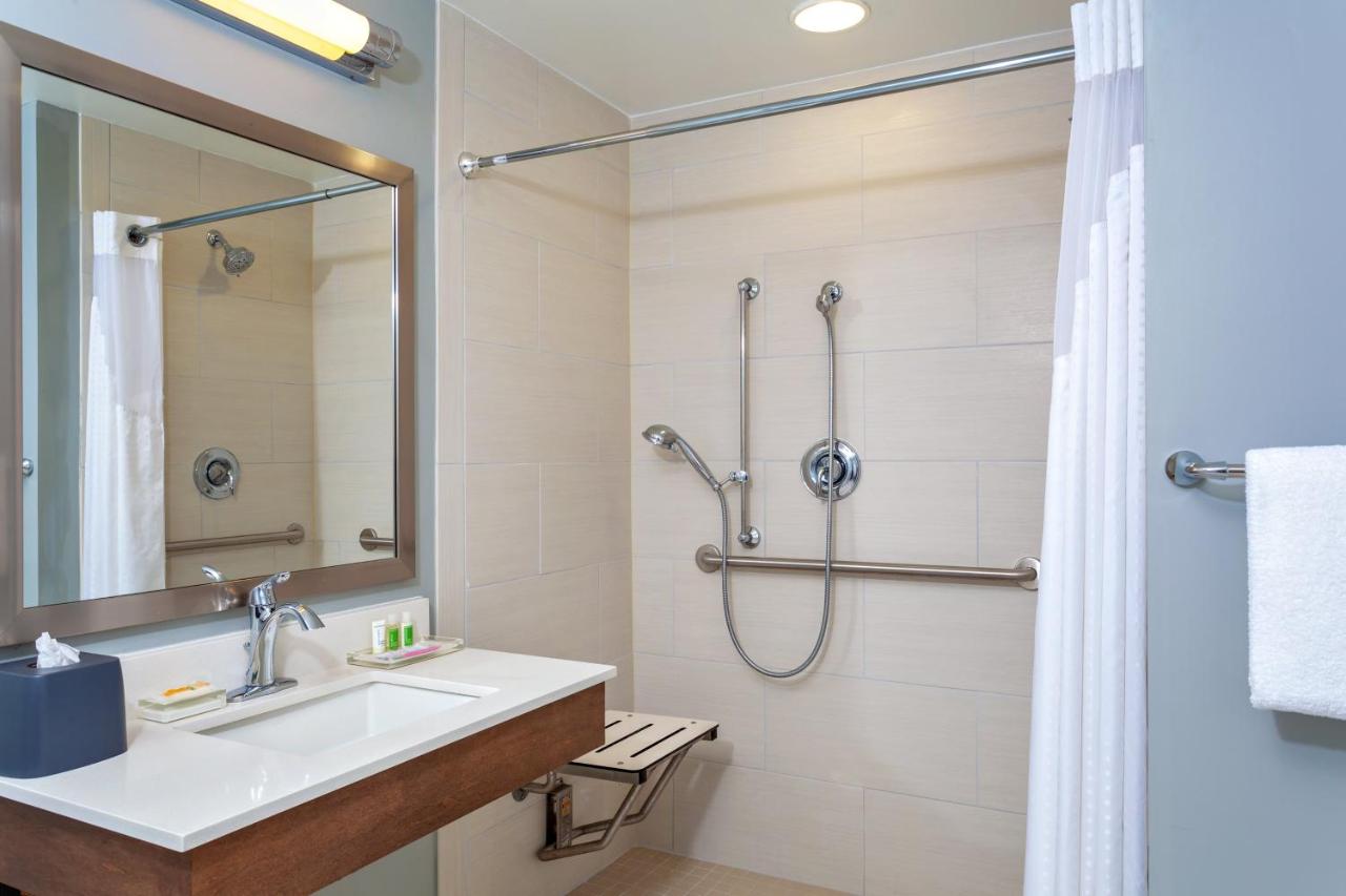 Queen Room with Two Beds - Mobility Shower at Holiday Inn St. Augustine - World Golf by IHG