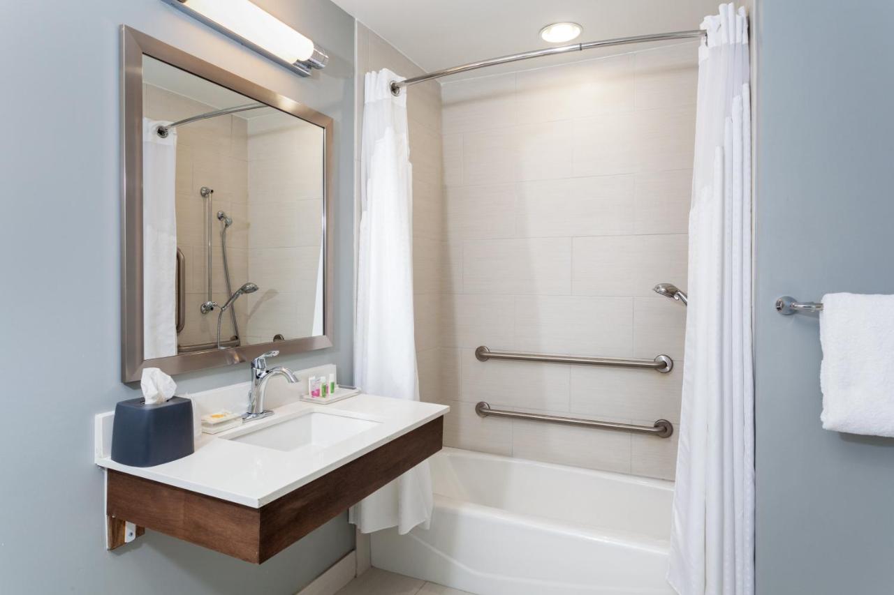 Queen Room with Two Queen Beds - Disability Access at Holiday Inn St. Augustine - World Golf by IHG