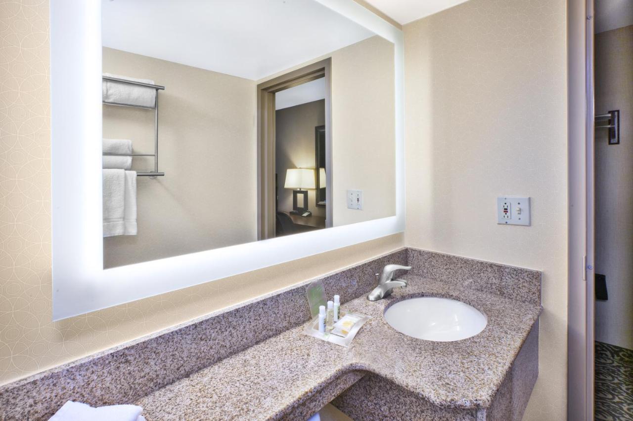 Double Room with Two Double Beds - Non-Smoking at Holiday Inn National Airport/Crystal City by IHG