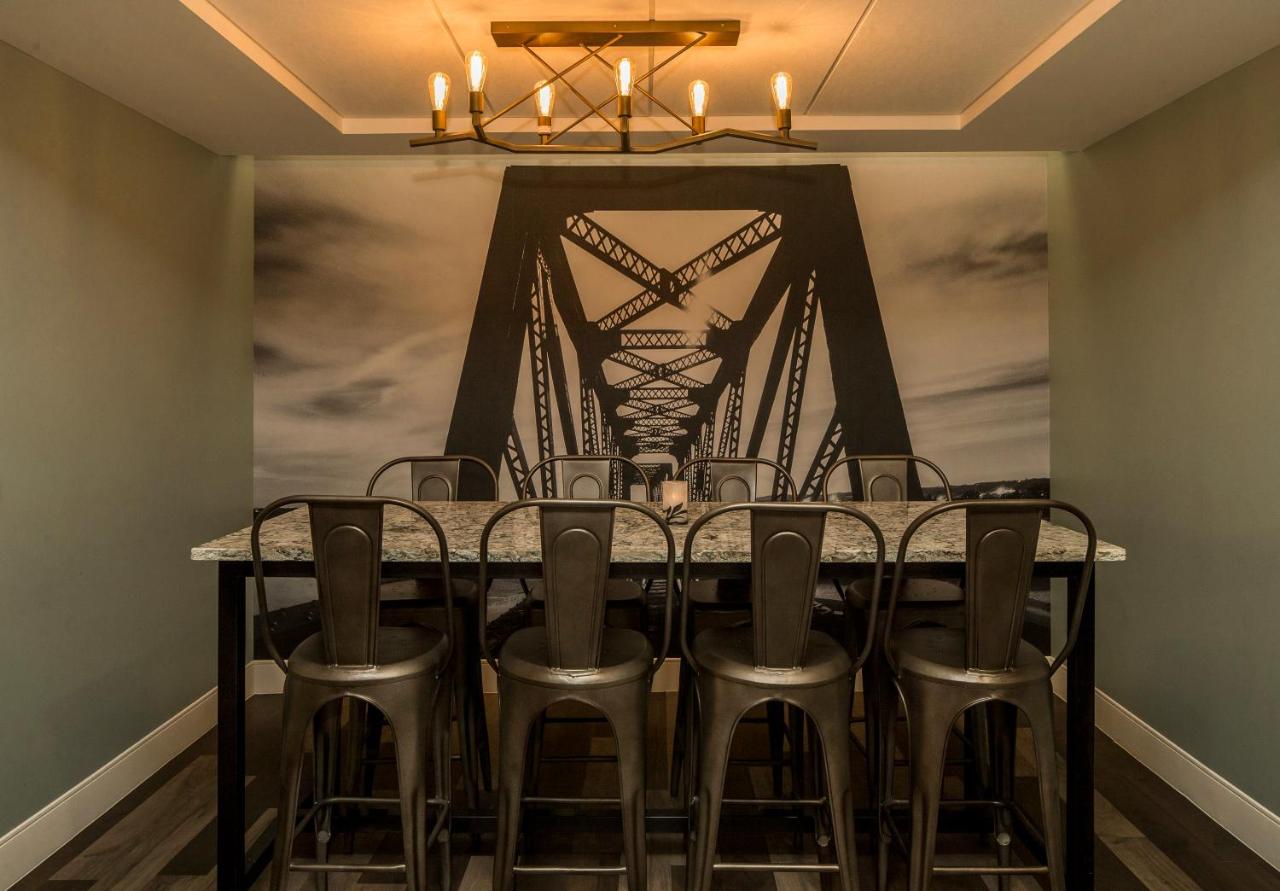 | Crowne Plaza Suites Pittsburgh South