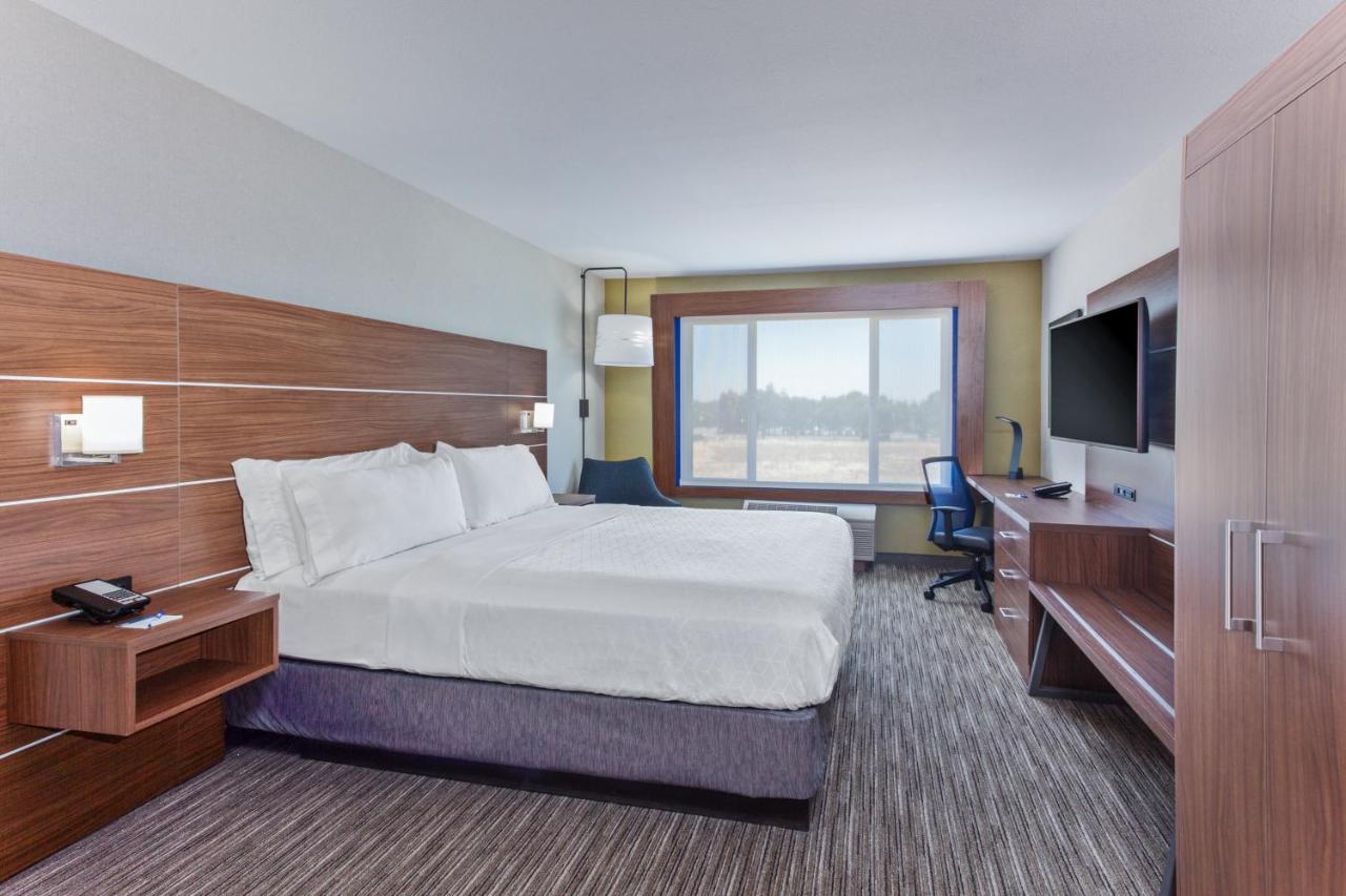 Deluxe King Room - Hearing Accessible with Bath Tub/Non-Smoking at Holiday Inn Express & Suites Elk Grove West I-5 by IHG