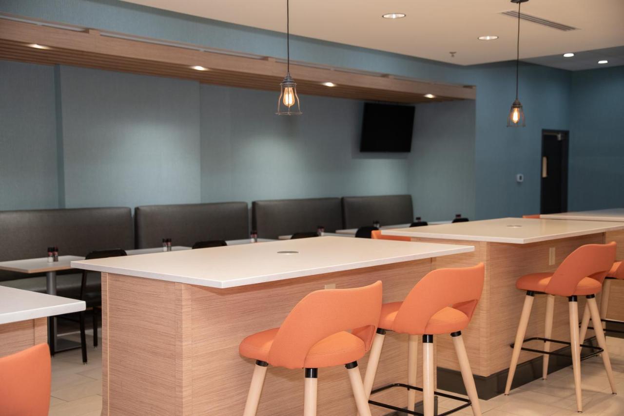  | Holiday Inn Hotel And Suites Fayetteville W-Fort Bragg Area, an IHG Hotel