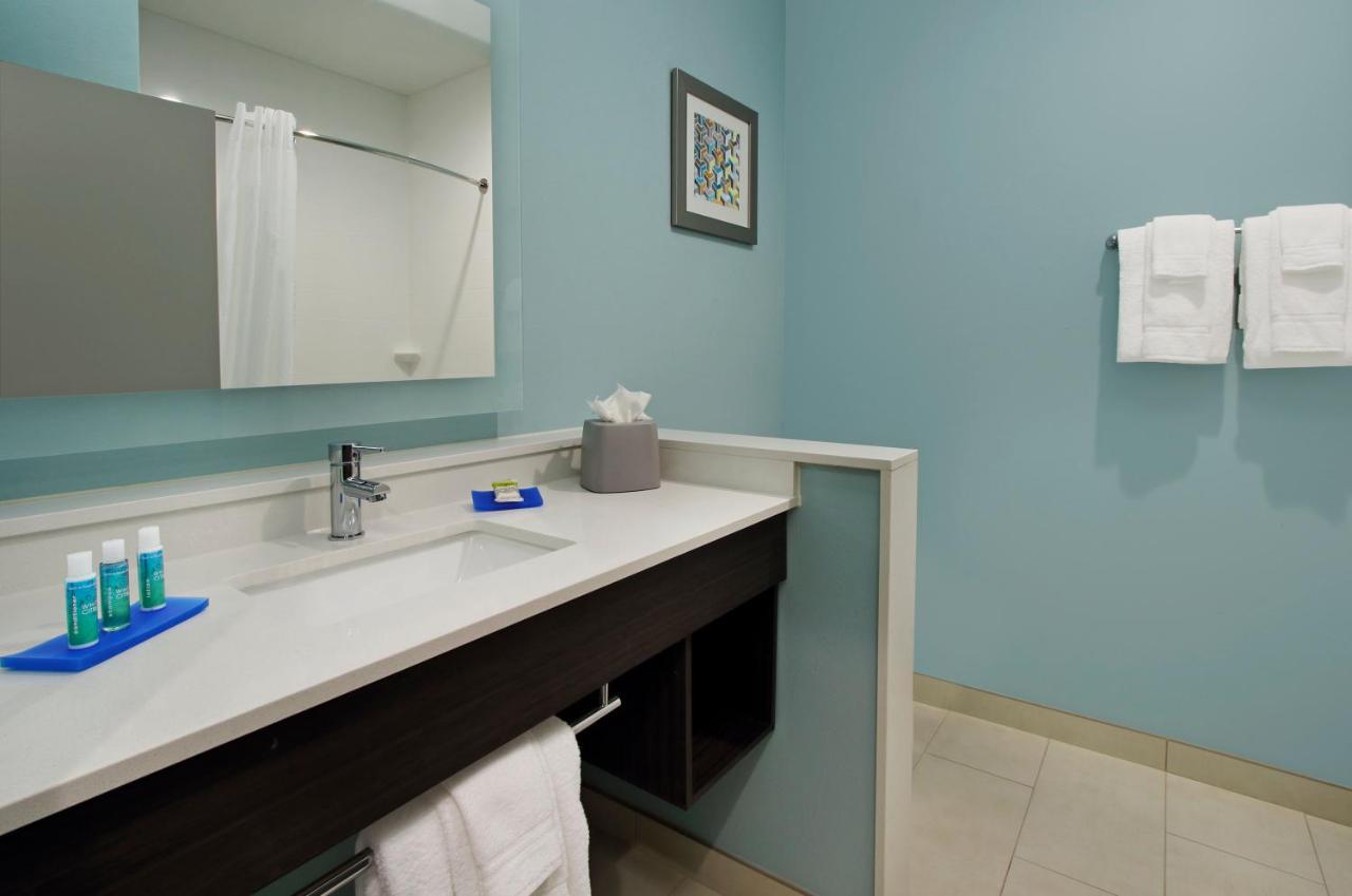 King Room - Hearing Accessible - Non-Smoking at Holiday Inn Express & Suites Lake Charles South Casino Area by IHG