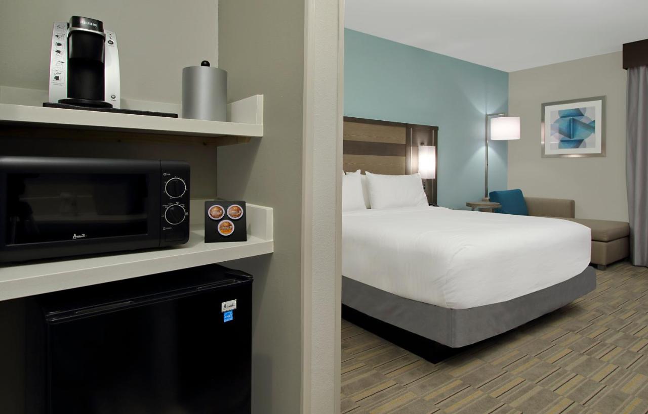 King Room - Hearing Accessible - Non-Smoking at Holiday Inn Express & Suites Lake Charles South Casino Area by IHG