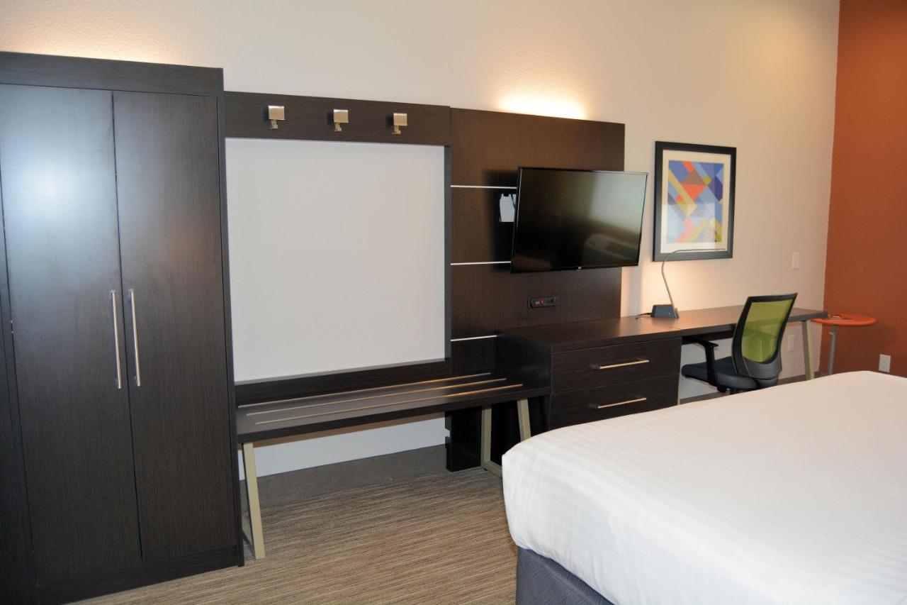  | Holiday Inn Express And Suites