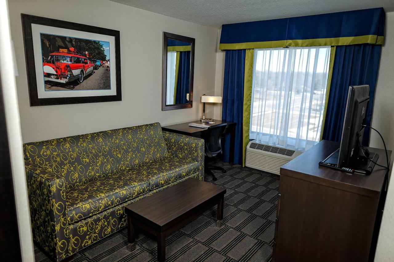 | Holiday Inn Express & Suites Ann Arbor West