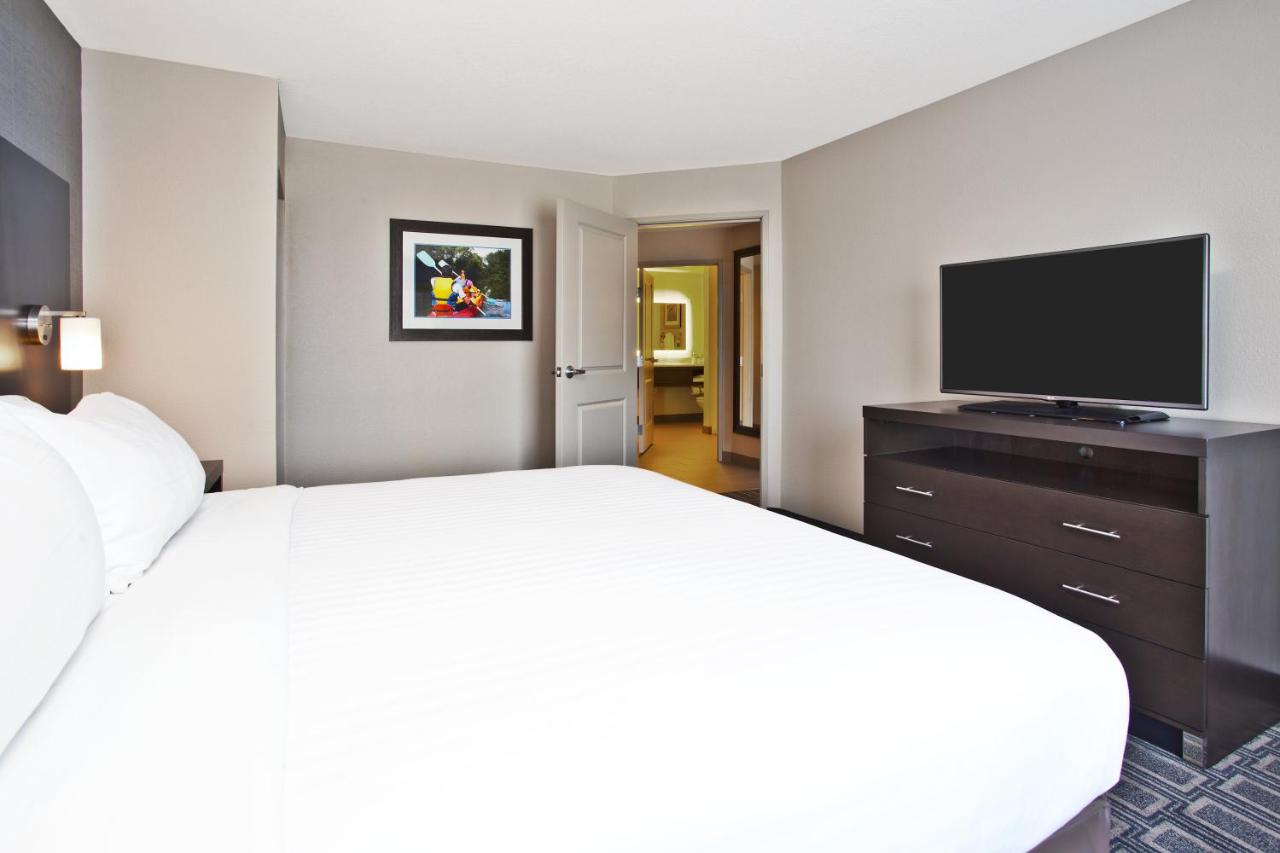 | Holiday Inn Express & Suites Ann Arbor West