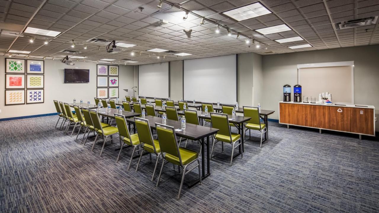  | Holiday Inn Express Hotel & Suites Detroit - Farmington Hills, an IHG Hotel
