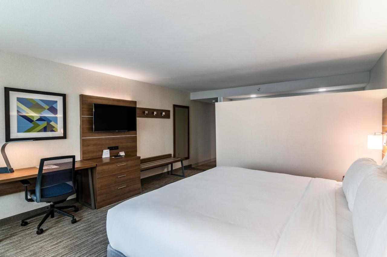 Family King Suite with Bunk Beds - Non-Smoking at Holiday Inn Express & Suites Camarillo by IHG